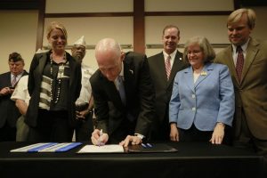 Florida Governor Rick Scott signing legislation. (Source: tampabay.com)