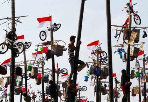 Revelers celebrated the 71st anniversary of Indonesia's independence over the weekend. An old tradition of the celebration is contestants climbing greased poles for a chance to win the dangling prizes.